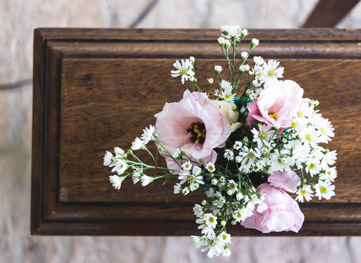 photo un bouquet sur un cercueil