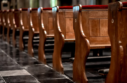 photo de bancs présent dans un église