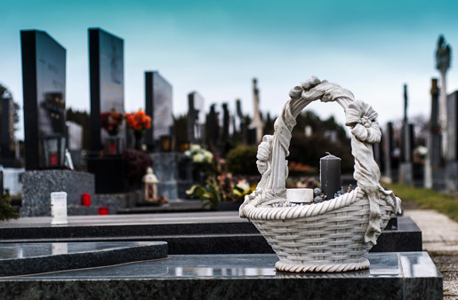 photo d'une corbeille sur une pierre tombale.