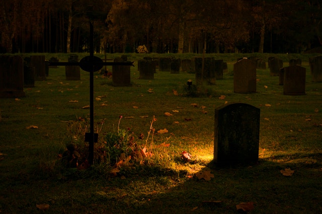 photo d'un cimetière la nuit
